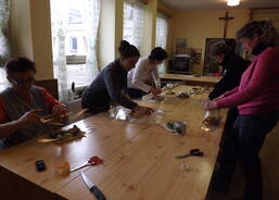 brigáda balení koláčů