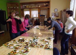 brigáda balení koláčů