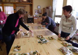 brigáda balení koláčů