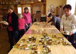 brigáda balení koláčů